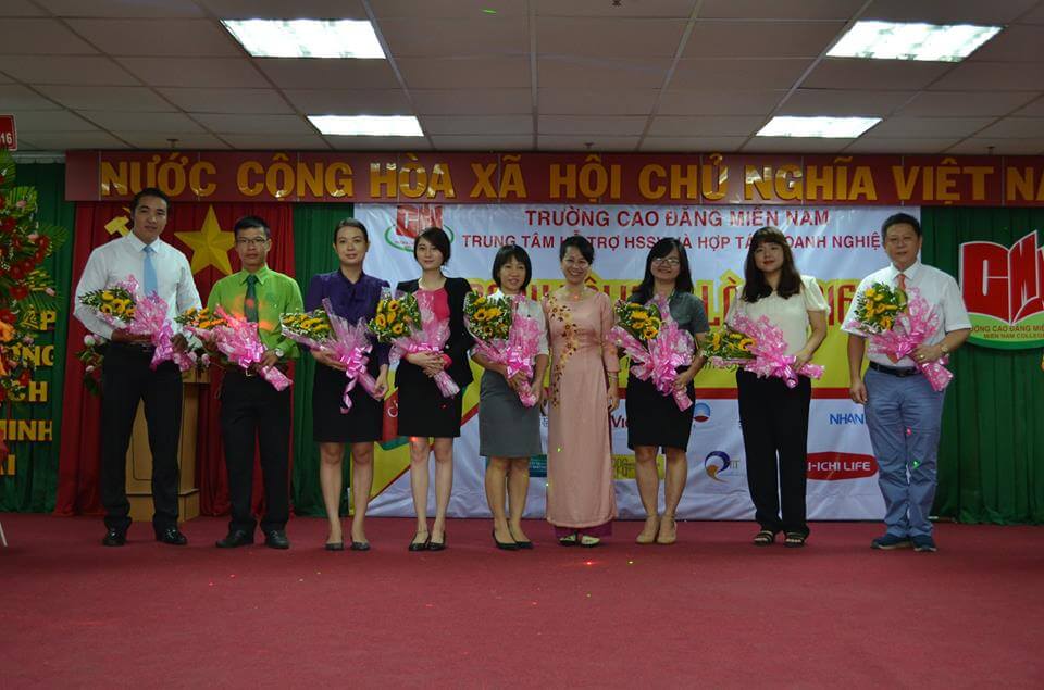 đại diện ban tổ chức tặng hoa các doanh nghiệp tham gia ngày hội việc làm