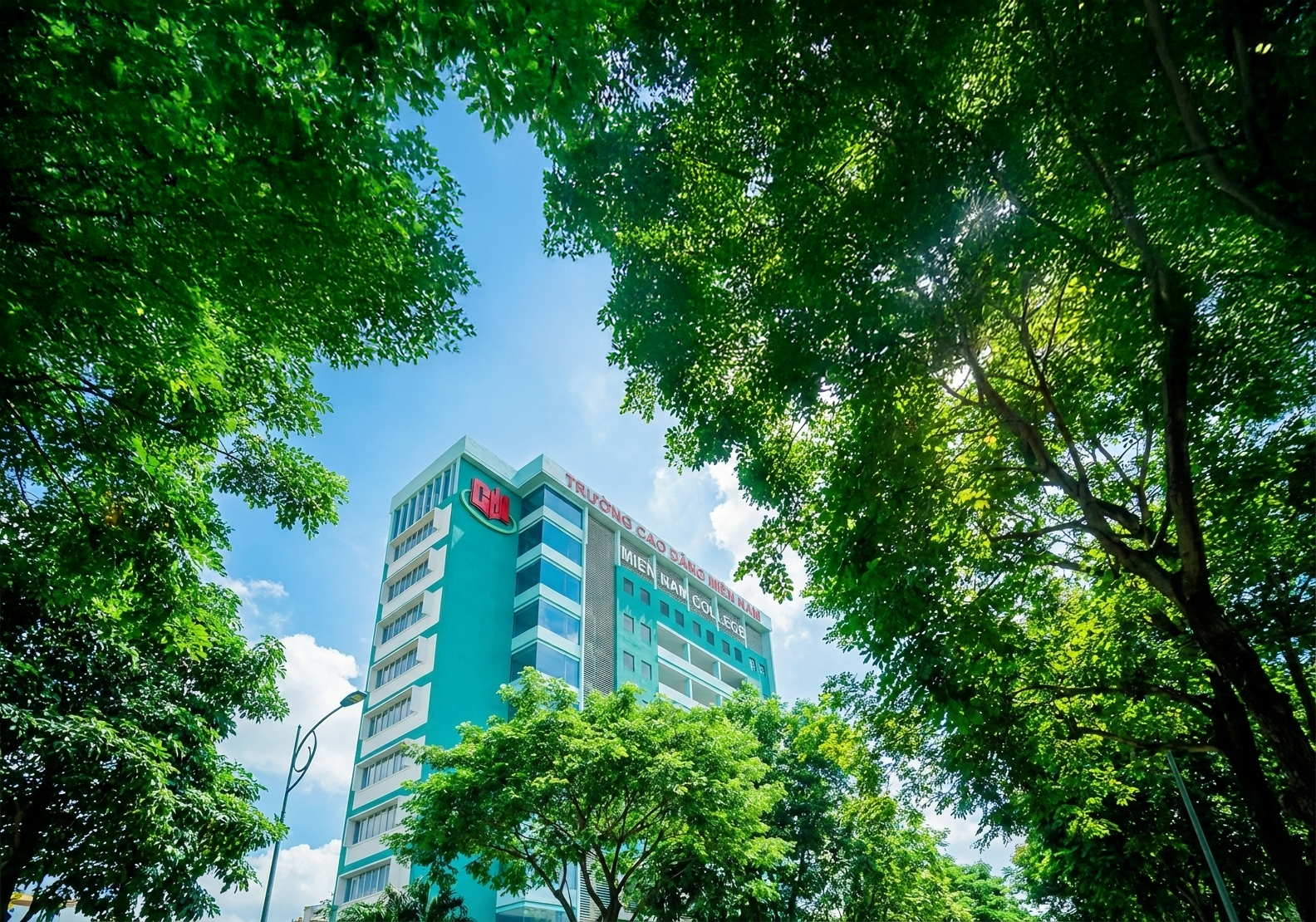 Tòa nhà Cao đẳng Miền Nam giữa khuôn viên xanh