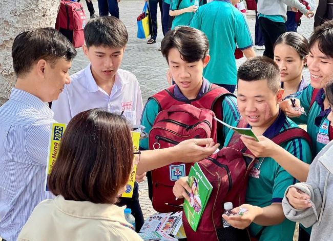Tư vấn tuyển sinh 2025 tại THPT Trường Chinh Tp.Hồ Chí Minh