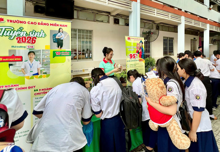 Cao đẳng Miền Nam tư vấn tuyển sinh tại THPT Nguyễn Th&aacute;i B&Igrave;nh