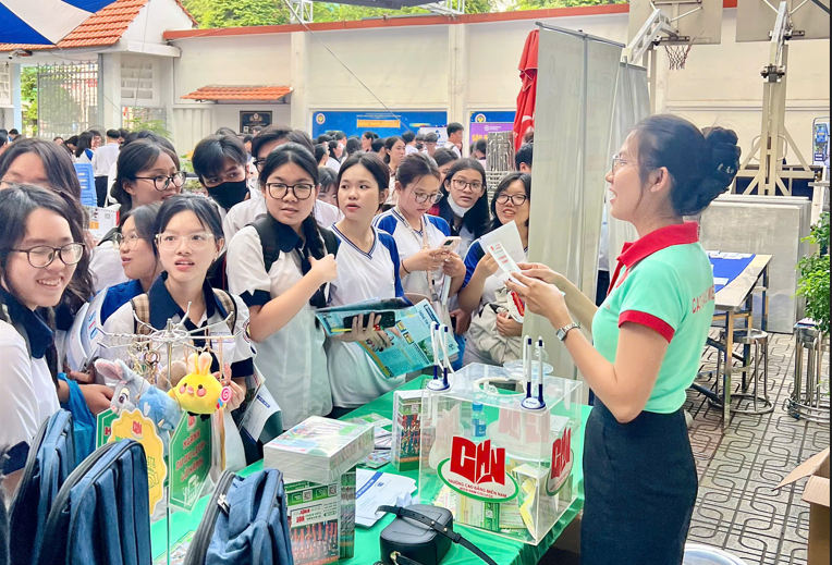 Cao đẳng Miền Nam tư vấn tuyển sinh tại THPT Nguyễn Th&aacute;i B&Igrave;nh